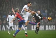 LONDON, ENGLAND - DECEMBER 17:  Yohan Cabaye of Crystal Palace (L) and Nemanja Matic of Chelsea (R) battle for possession during the Premier League match between Crystal Palace and Chelsea at Selhurst Park on December 17, 2016 in London, England.  (Photo by Dan Mullan/Getty Images)